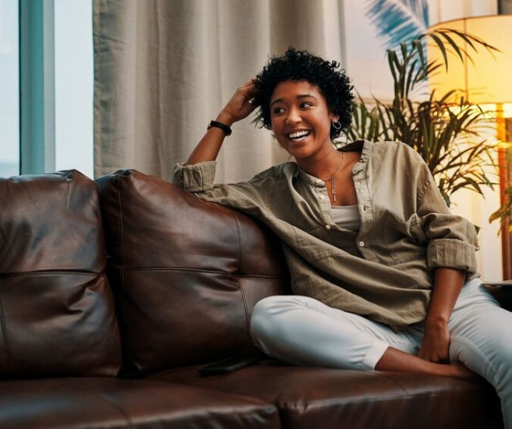 Membersihkan Sofa Berbahan Suede dan Trik Mencegah Kotor Kembali